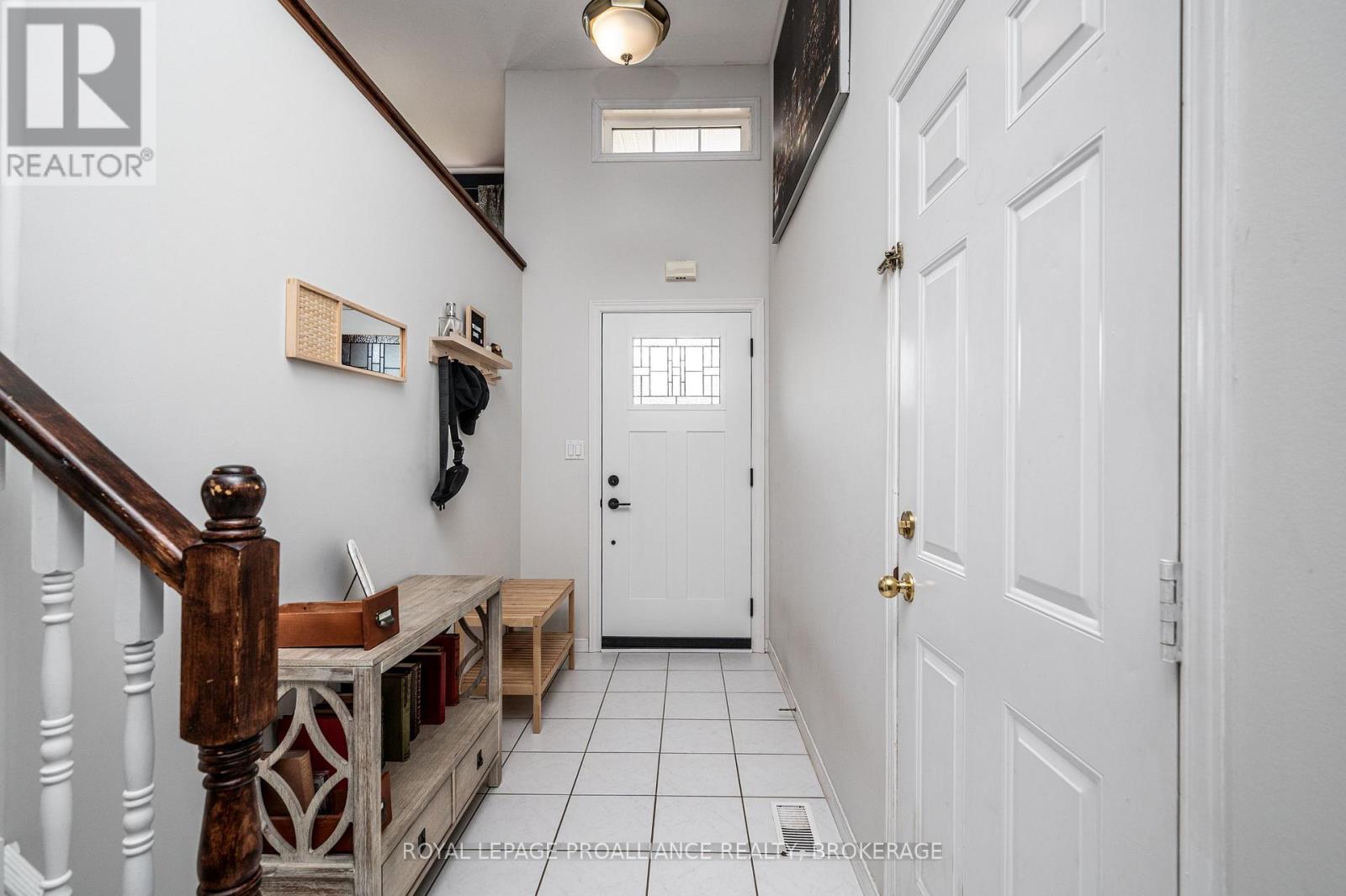 94 Dalgleish Avenue, Kingston (Kingston East (Incl Barret Crt)), Ontario  K7K 7E1 - Photo 4 - X12209189