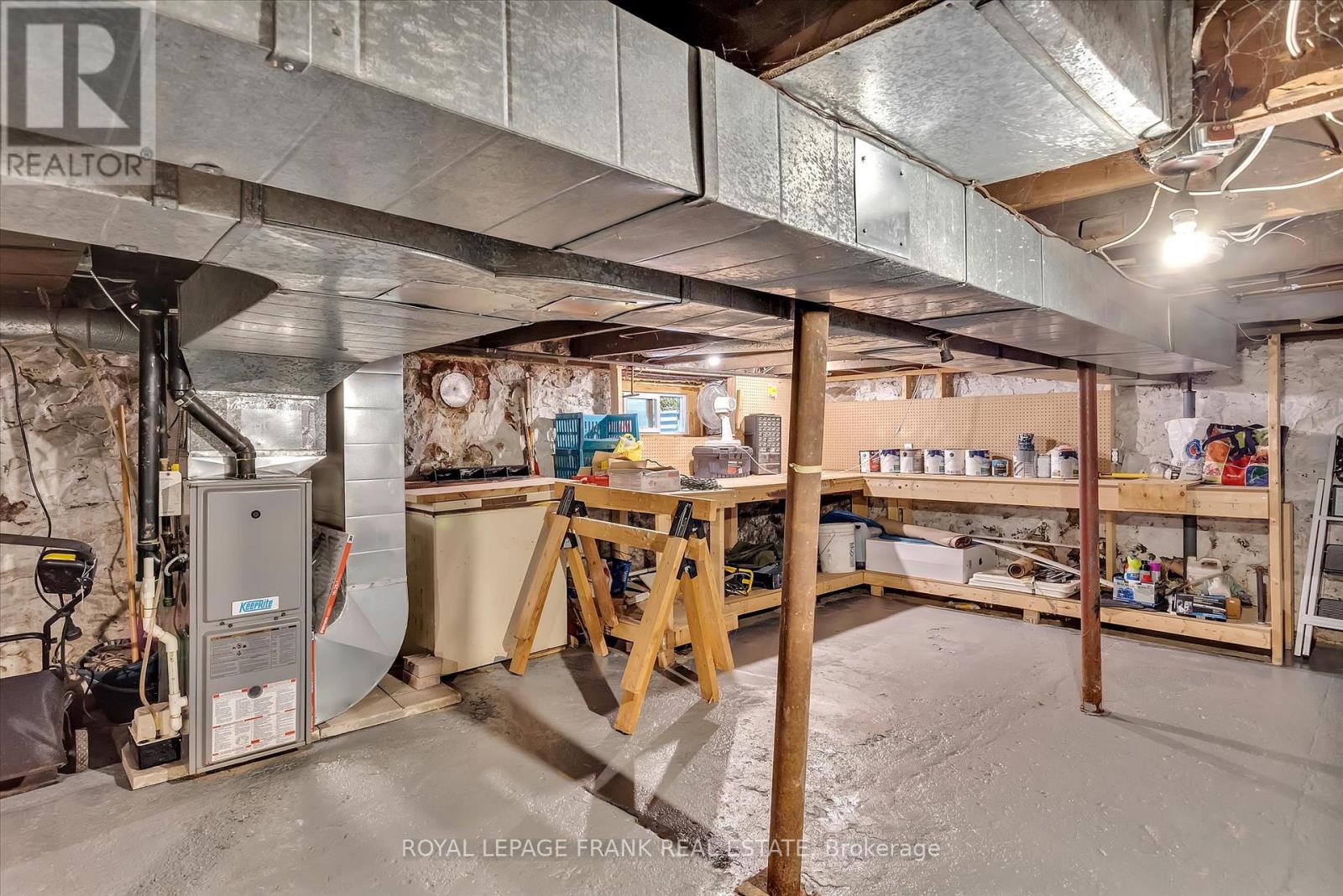 565 Gilmour Street, Peterborough Central (Old West End), Ontario  K9H 2K3 - Photo 31 - X12209036