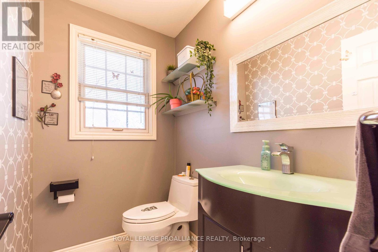 20 Hope Crescent, Belleville (Belleville Ward), Ontario  K8P 4S2 - Photo 30 - X12209173