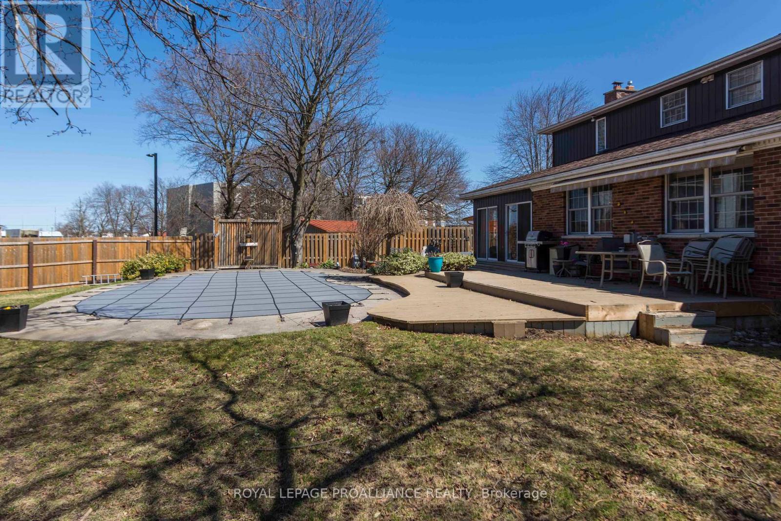 20 Hope Crescent, Belleville (Belleville Ward), Ontario  K8P 4S2 - Photo 4 - X12209173