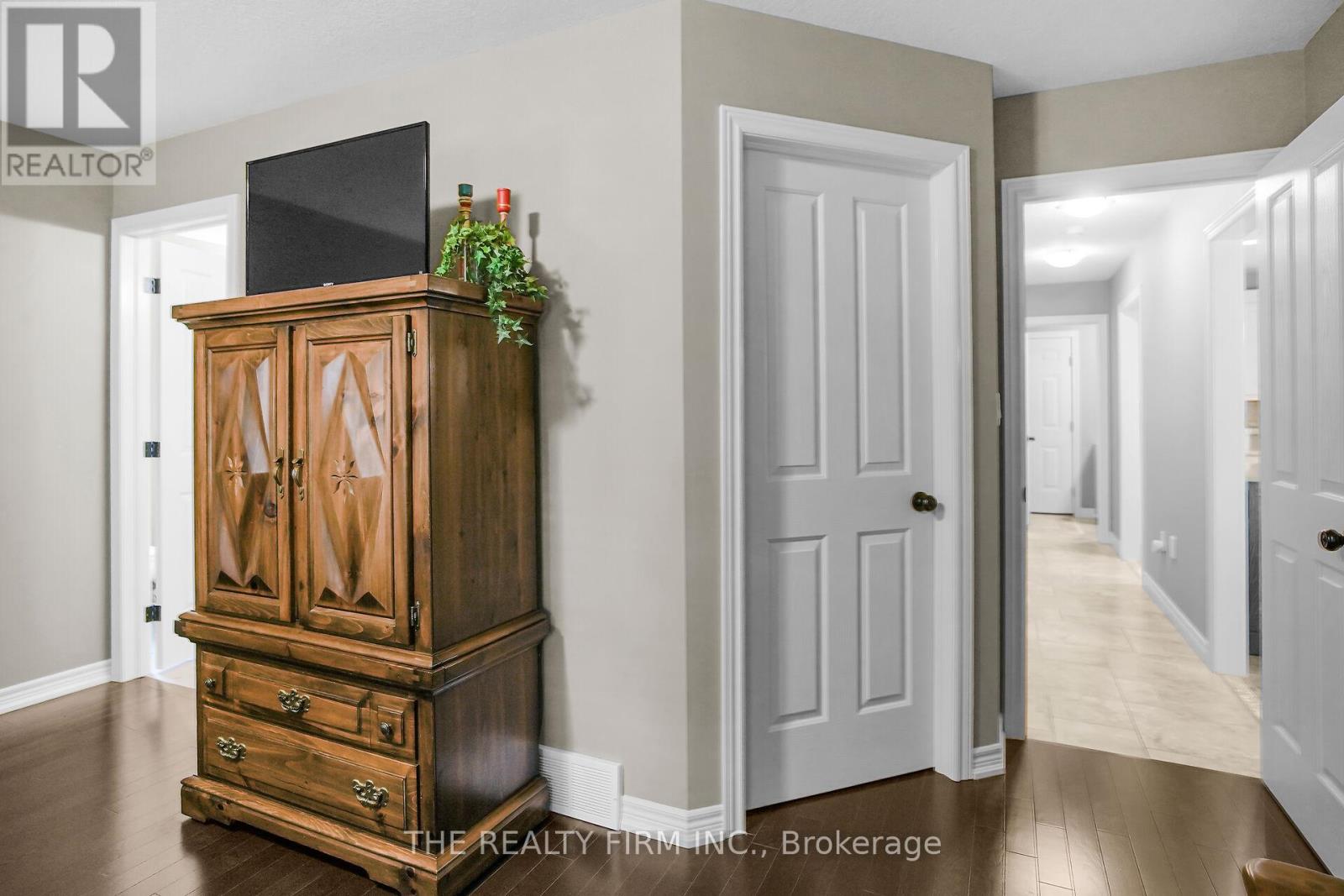 364 Darcy Drive E, Strathroy-Caradoc (Ne), Ontario  N7G 0A1 - Photo 21 - X12209178