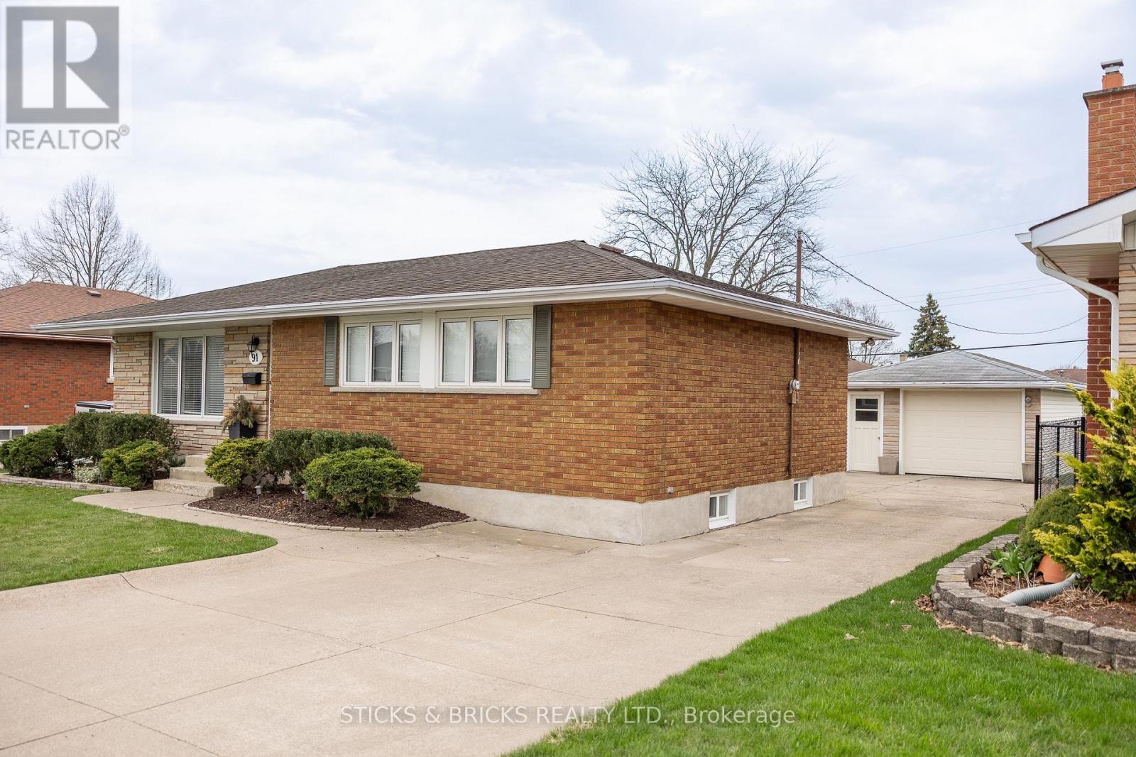 91 Elgin Street, Thorold (Thorold Downtown), Ontario  L2V 3B8 - Photo 2 - X12209011