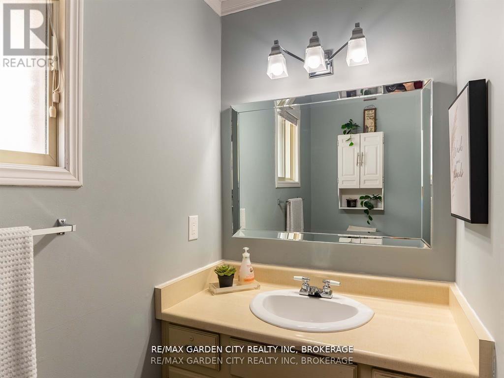 11 Vintage Crescent, St. Catharines (Ridley), Ontario  L2S 3C1 - Photo 15 - X12209168