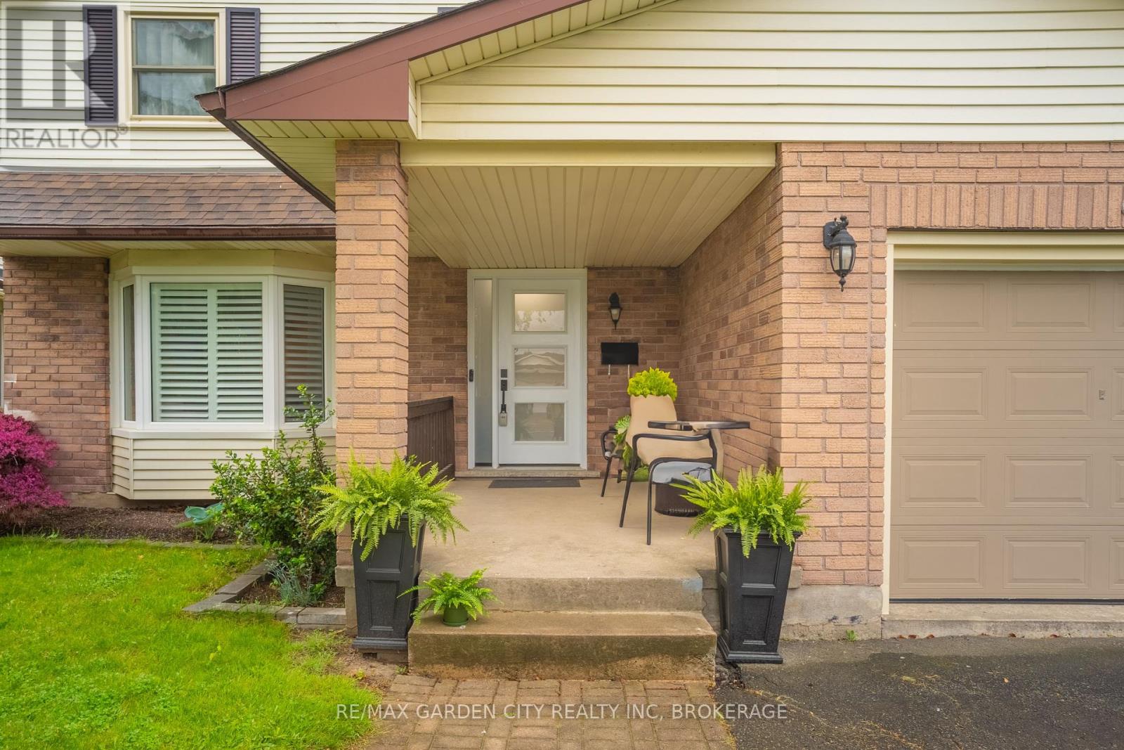11 Vintage Crescent, St. Catharines (Ridley), Ontario  L2S 3C1 - Photo 2 - X12209168