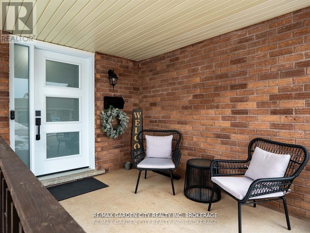 11 Vintage Crescent, St. Catharines (Ridley), Ontario  L2S 3C1 - Photo 3 - X12209168