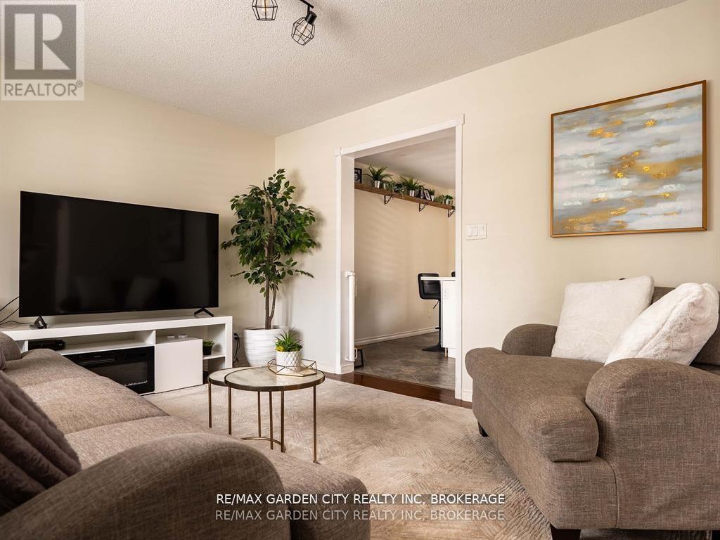 11 Vintage Crescent, St. Catharines (Ridley), Ontario  L2S 3C1 - Photo 6 - X12209168