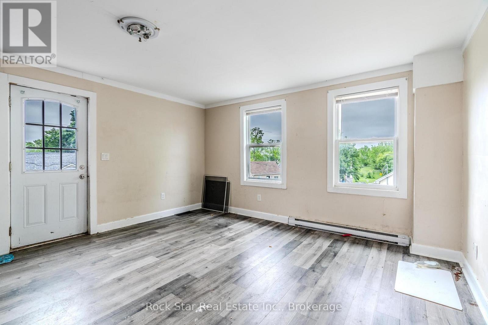 108 Niagara Falls Road, Thorold, Ontario  L2V 1H4 - Photo 2 - X12209085