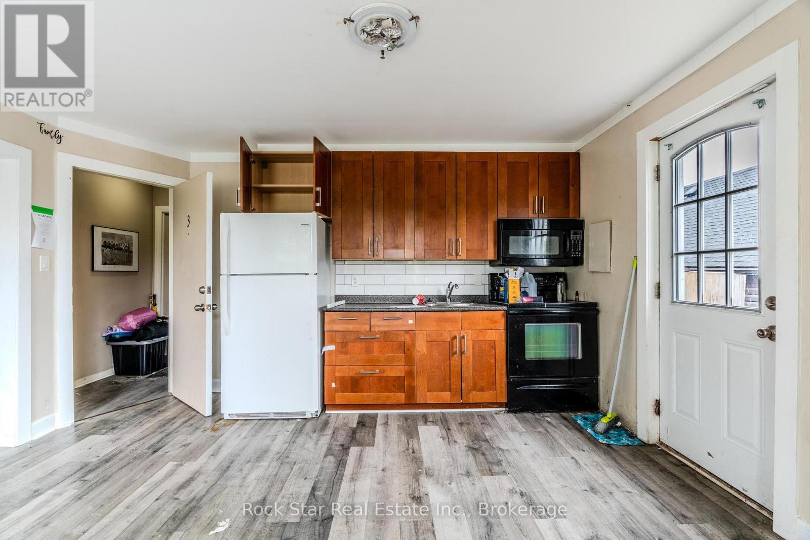 108 Niagara Falls Road, Thorold, Ontario  L2V 1H4 - Photo 4 - X12209085