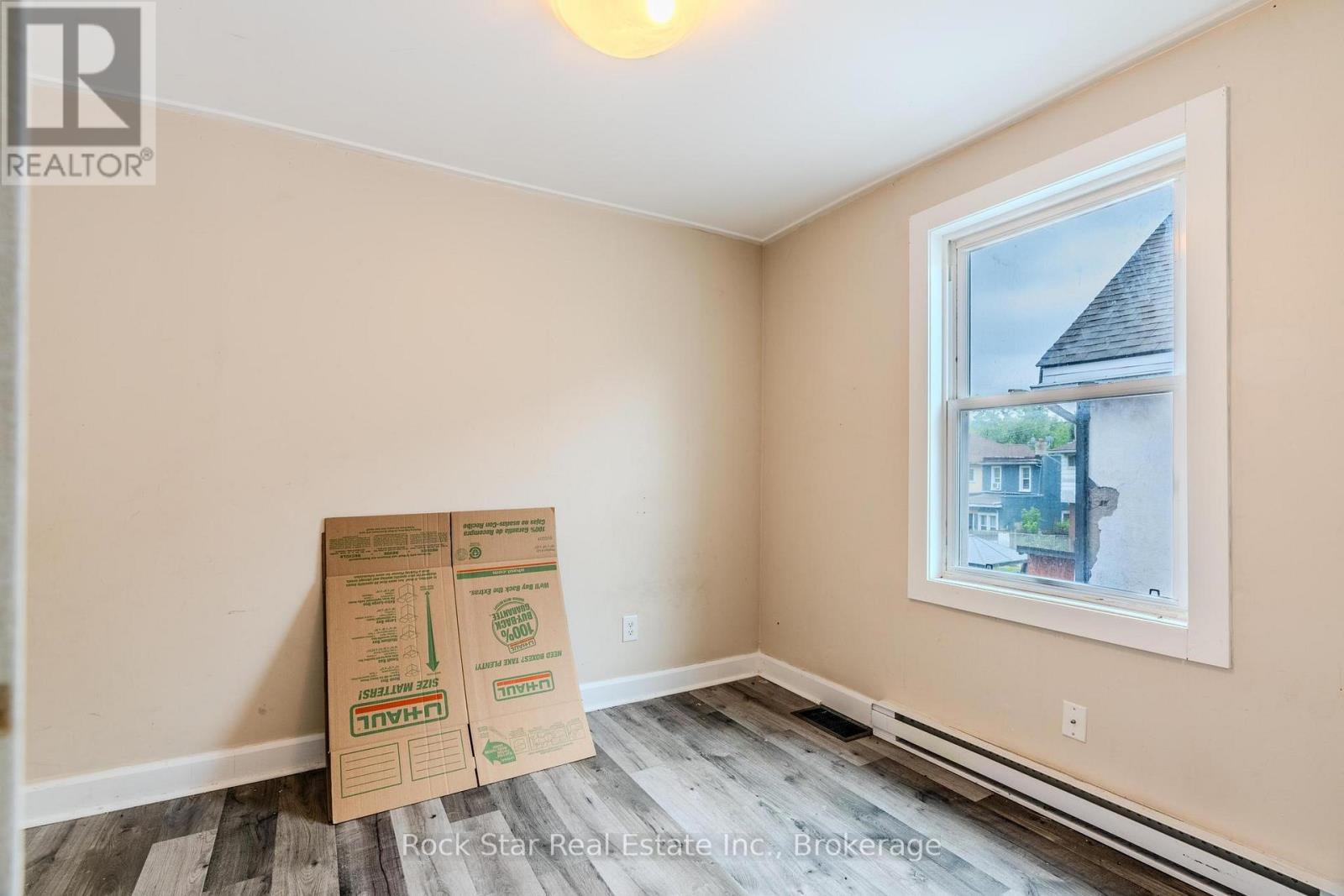 108 Niagara Falls Road, Thorold, Ontario  L2V 1H4 - Photo 6 - X12209085