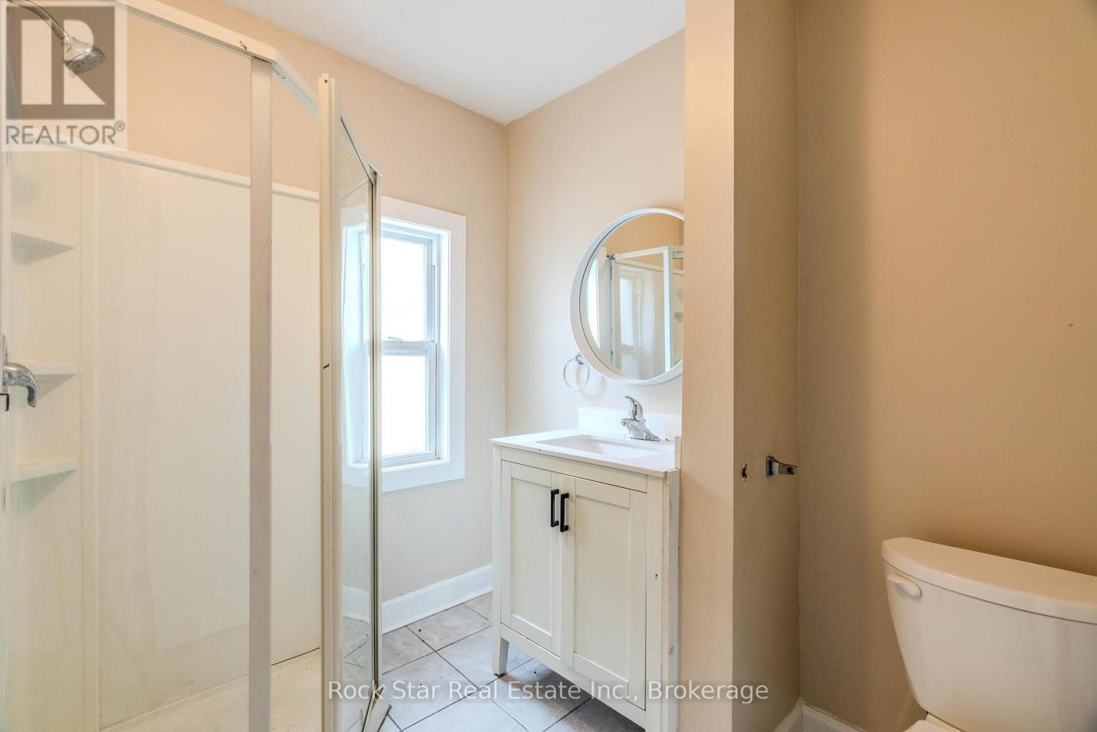 108 Niagara Falls Road, Thorold, Ontario  L2V 1H4 - Photo 8 - X12209085