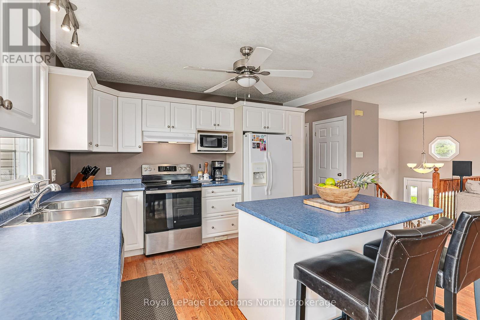 26 Blackburn Avenue, Clearview, Ontario  L0M 1P0 - Photo 11 - S12208990