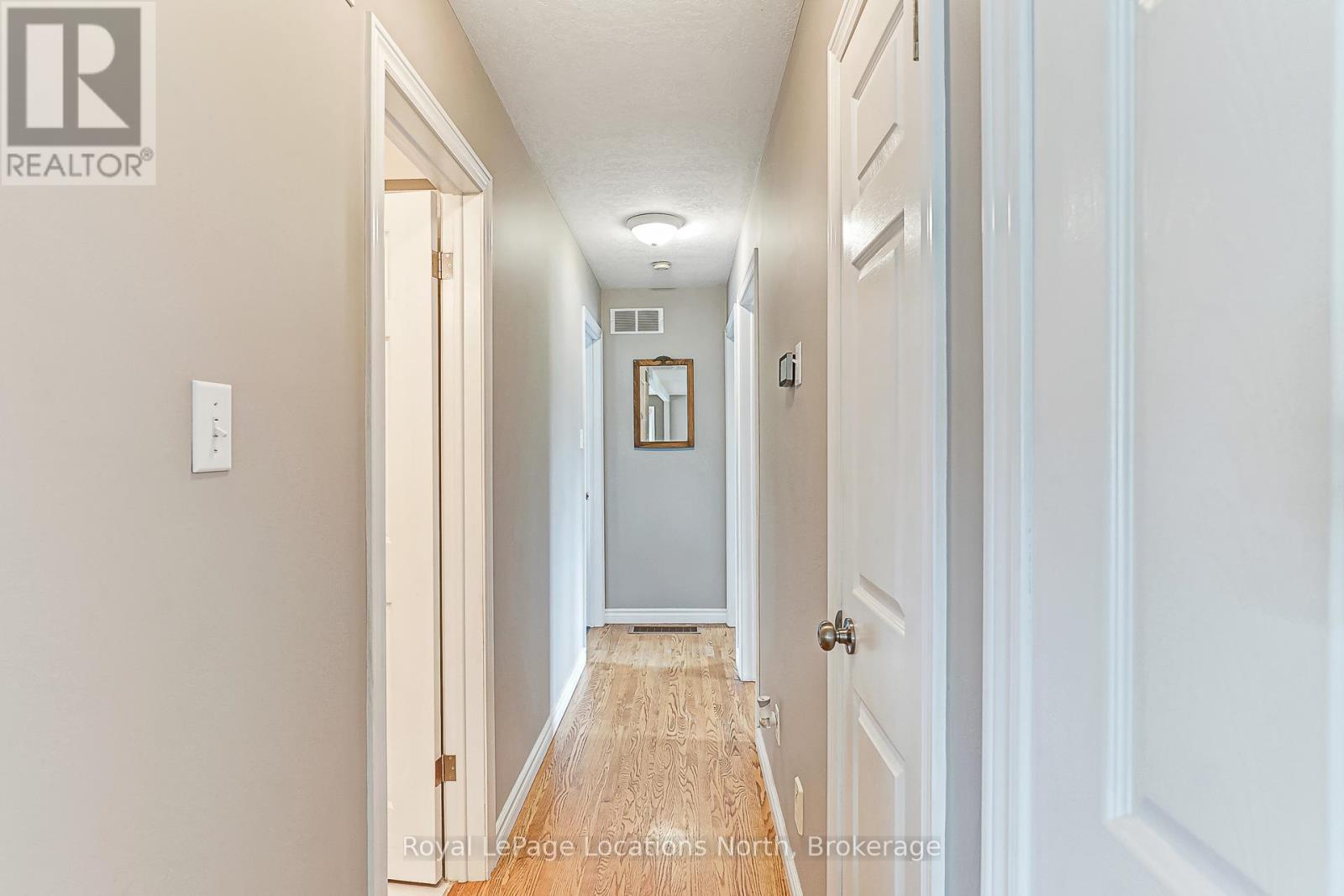 26 Blackburn Avenue, Clearview, Ontario  L0M 1P0 - Photo 12 - S12208990