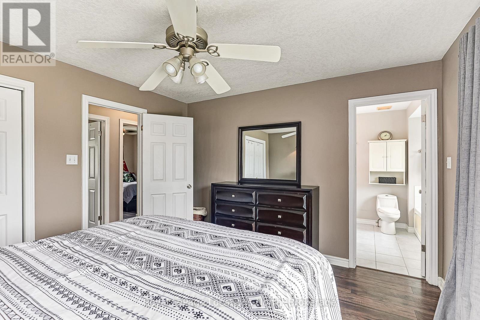 26 Blackburn Avenue, Clearview, Ontario  L0M 1P0 - Photo 15 - S12208990
