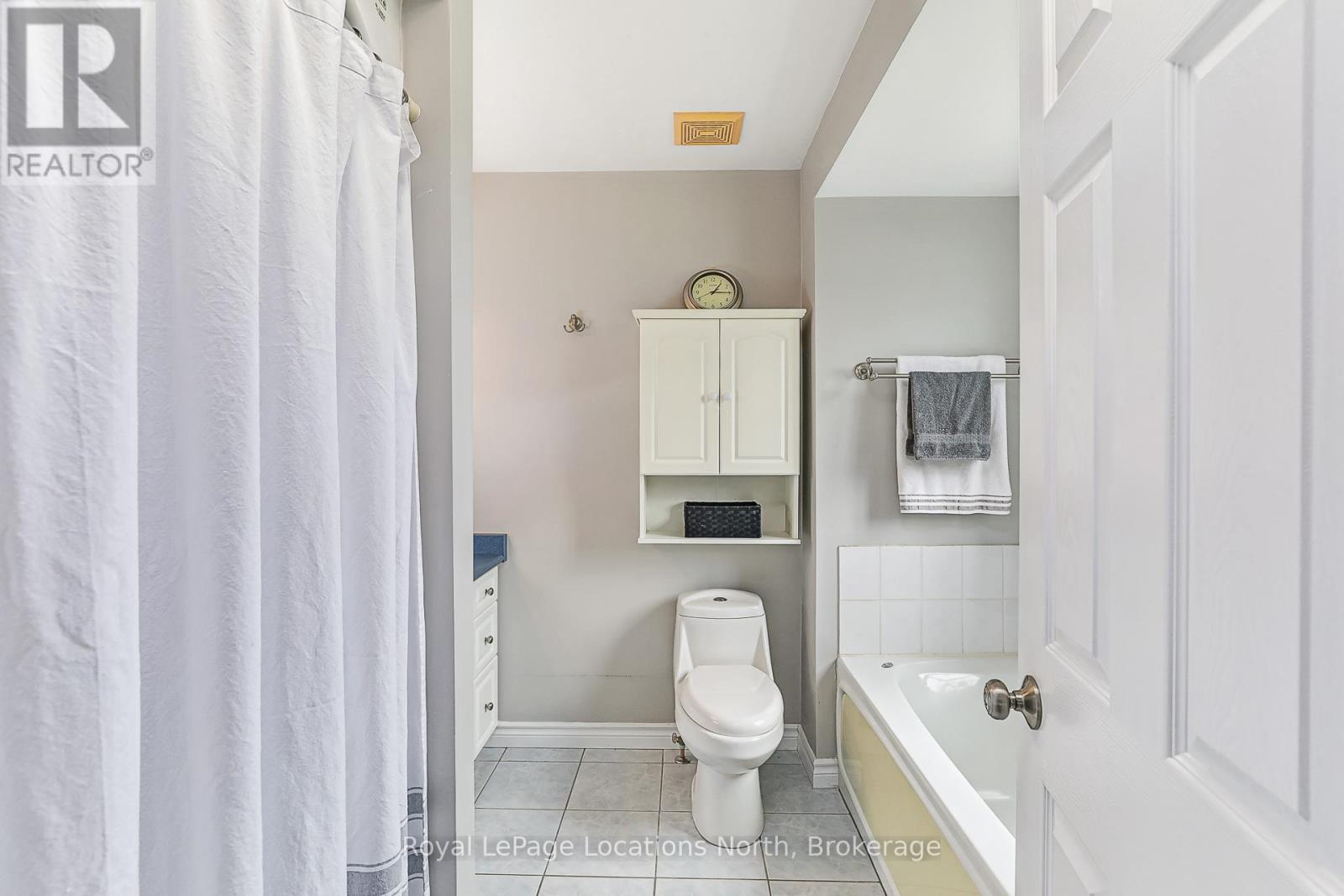 26 Blackburn Avenue, Clearview, Ontario  L0M 1P0 - Photo 16 - S12208990