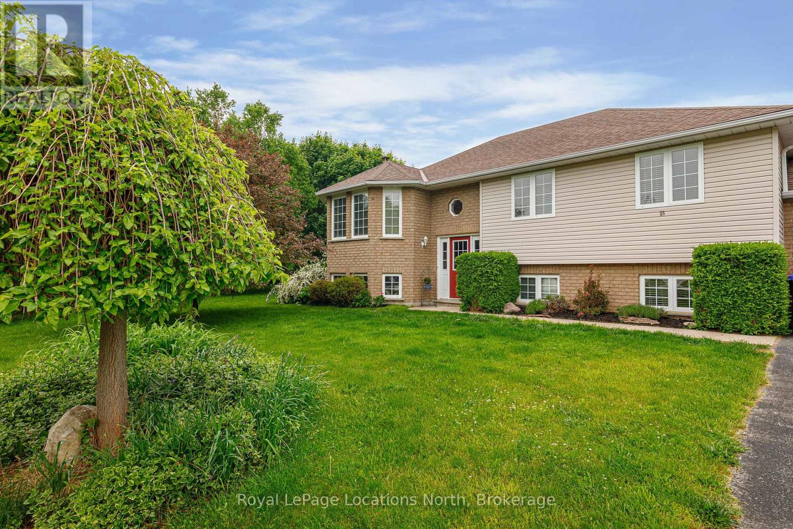 26 Blackburn Avenue, Clearview, Ontario  L0M 1P0 - Photo 2 - S12208990