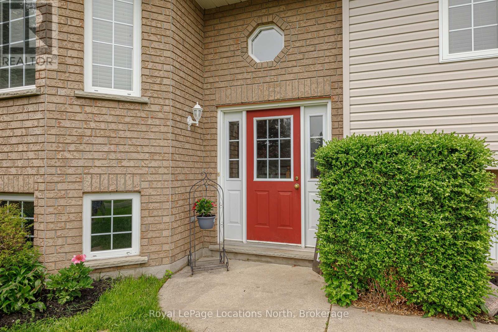 26 Blackburn Avenue, Clearview, Ontario  L0M 1P0 - Photo 3 - S12208990