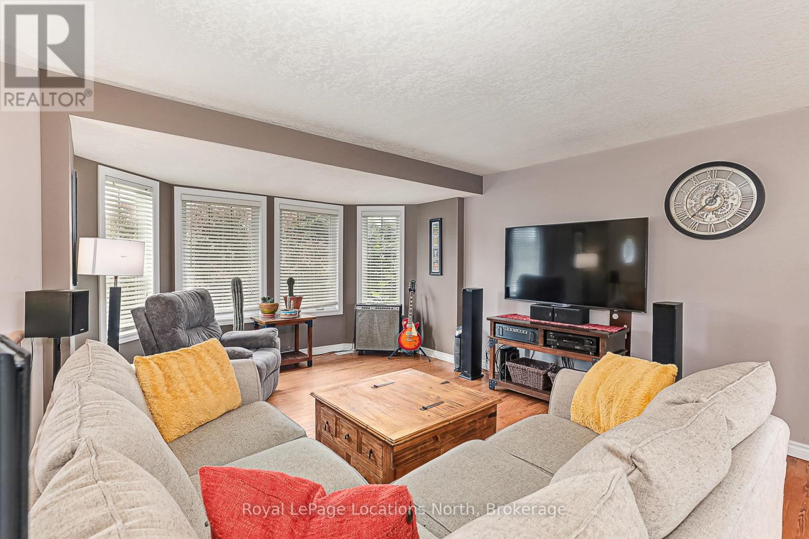 26 Blackburn Avenue, Clearview, Ontario  L0M 1P0 - Photo 4 - S12208990