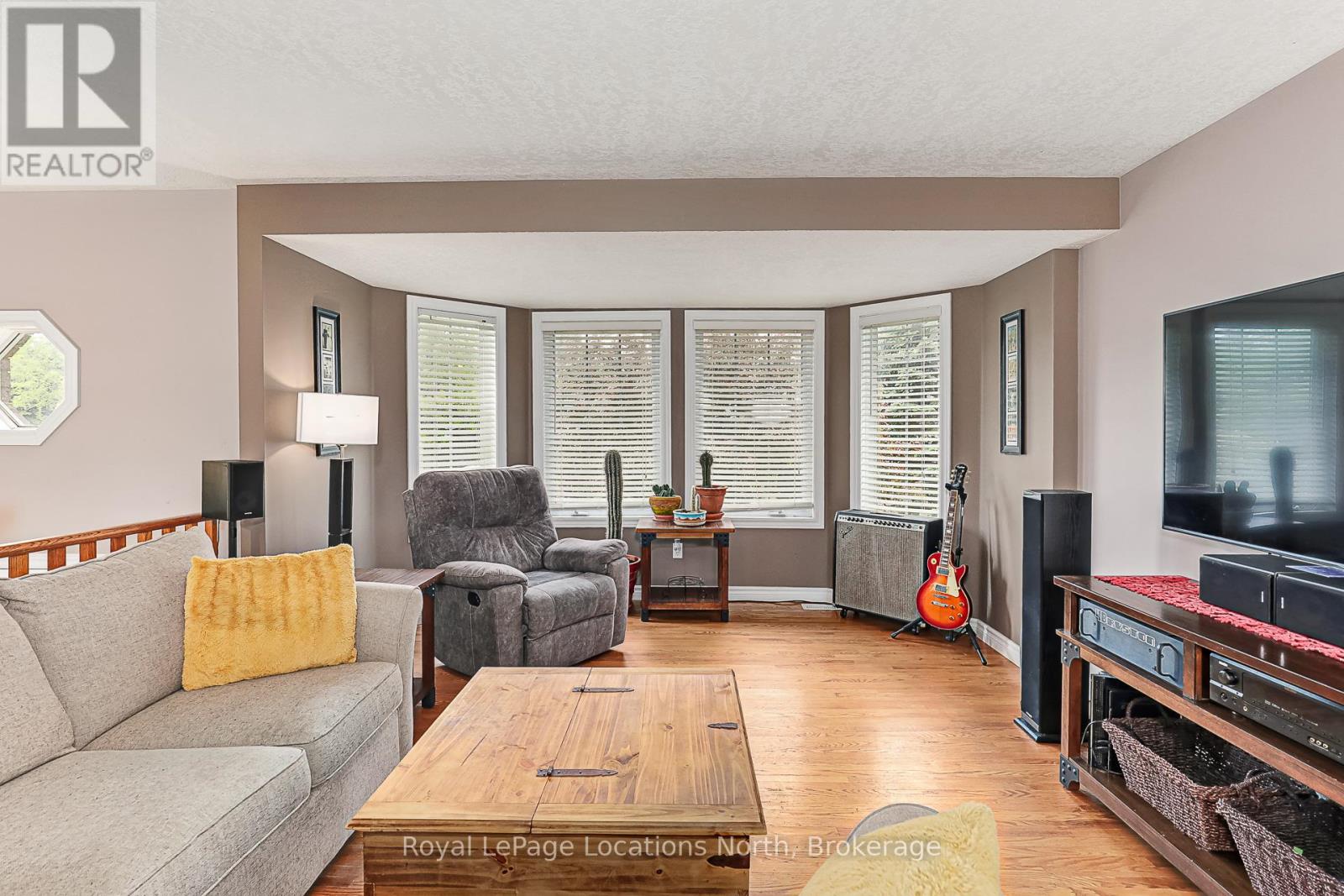 26 Blackburn Avenue, Clearview, Ontario  L0M 1P0 - Photo 5 - S12208990