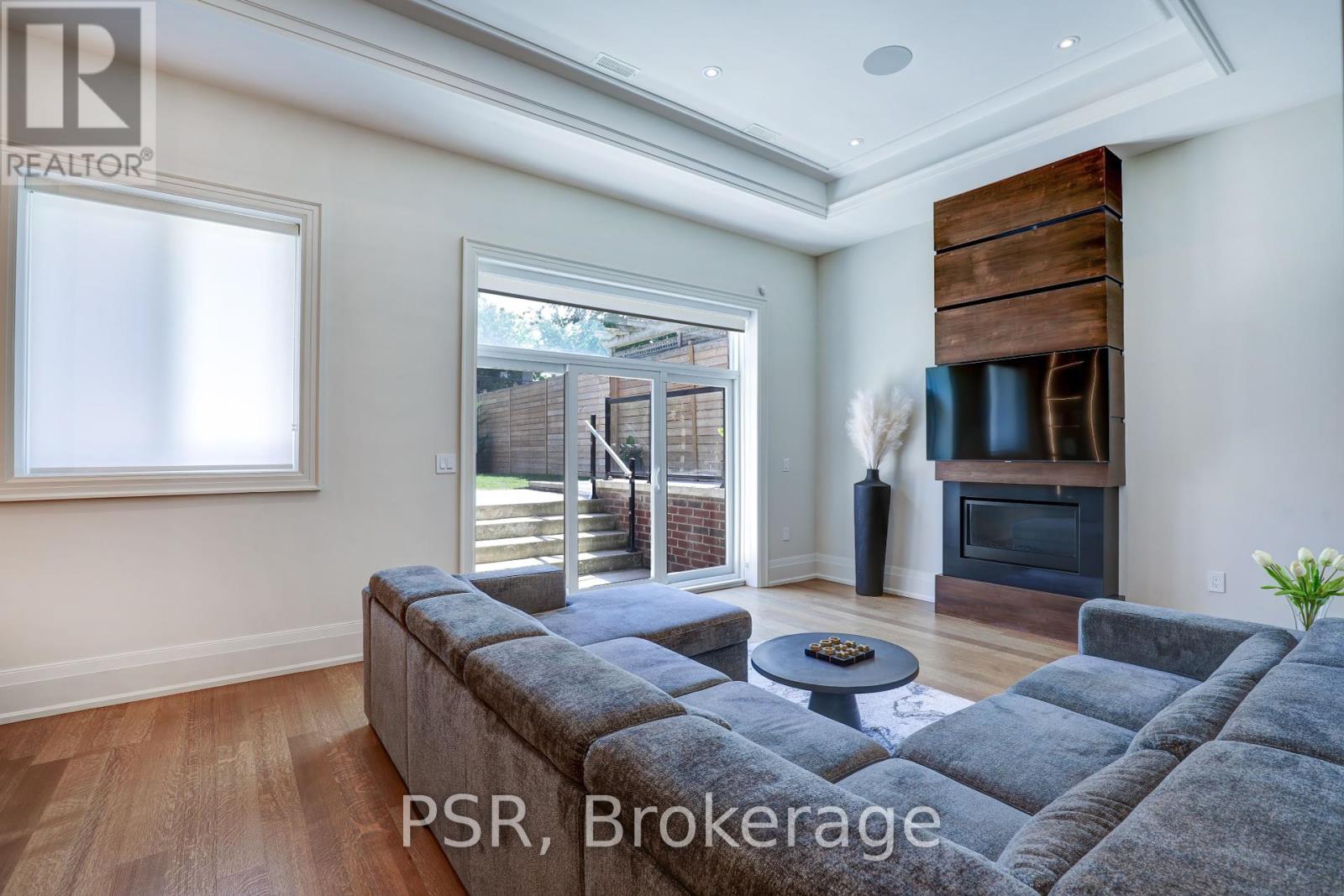 571 Broadway Avenue, Toronto, Ontario  M4G 2S2 - Photo 35 - C12208944