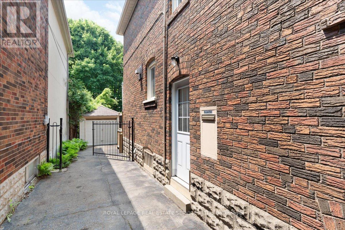 24 Rolph Road, Toronto, Ontario  M4G 3M6 - Photo 23 - C12208970