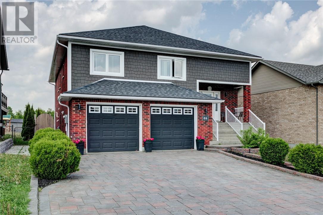 Property at 69 Bayside Crescent image 2