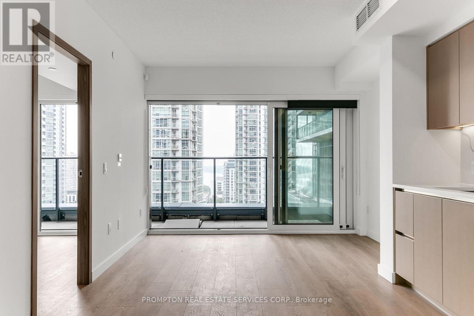 1511 - 3 Concord Cityplace Way, Toronto, Ontario  M5V 0X3 - Photo 2 - C12209061