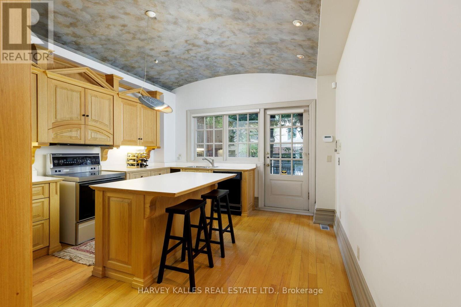 11 Berryman Street, Toronto, Ontario  M5R 1M7 - Photo 10 - C12209116