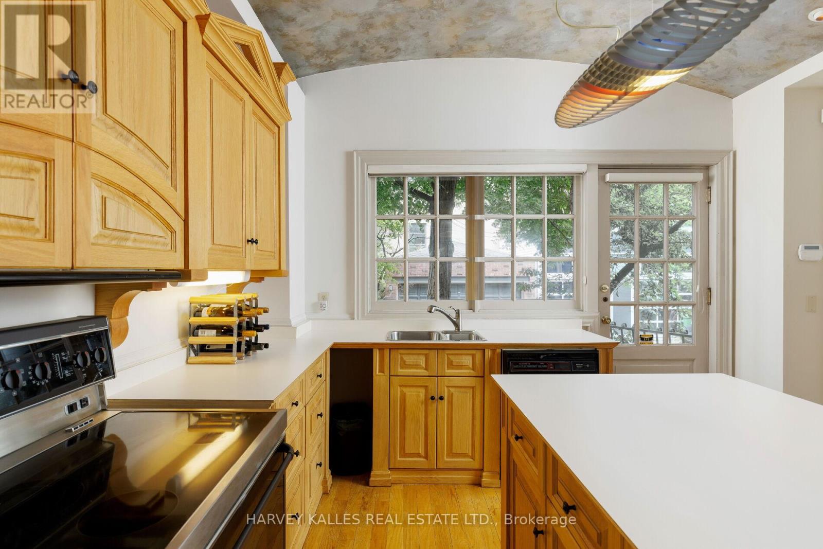 11 Berryman Street, Toronto, Ontario  M5R 1M7 - Photo 14 - C12209116