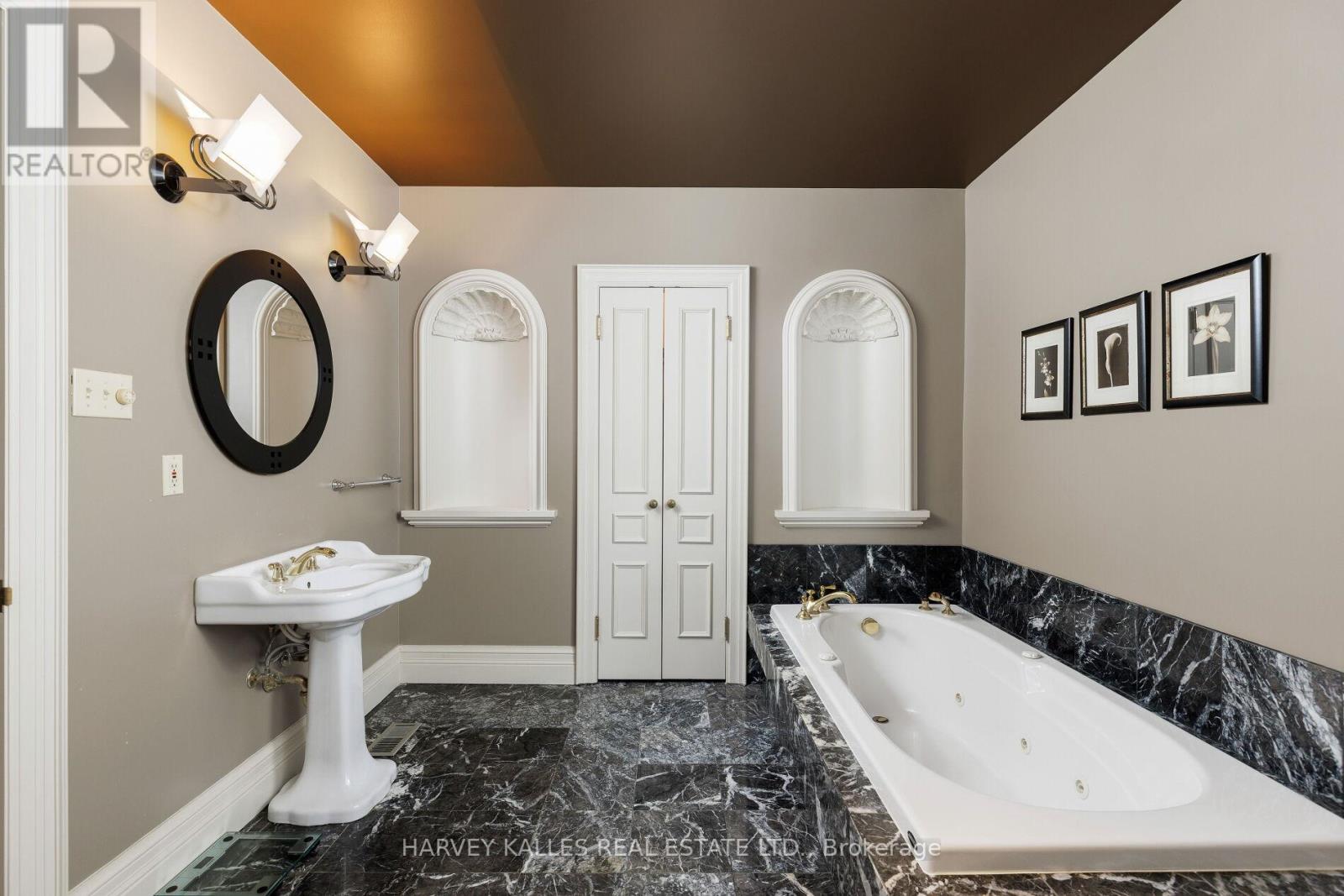 11 Berryman Street, Toronto, Ontario  M5R 1M7 - Photo 25 - C12209116