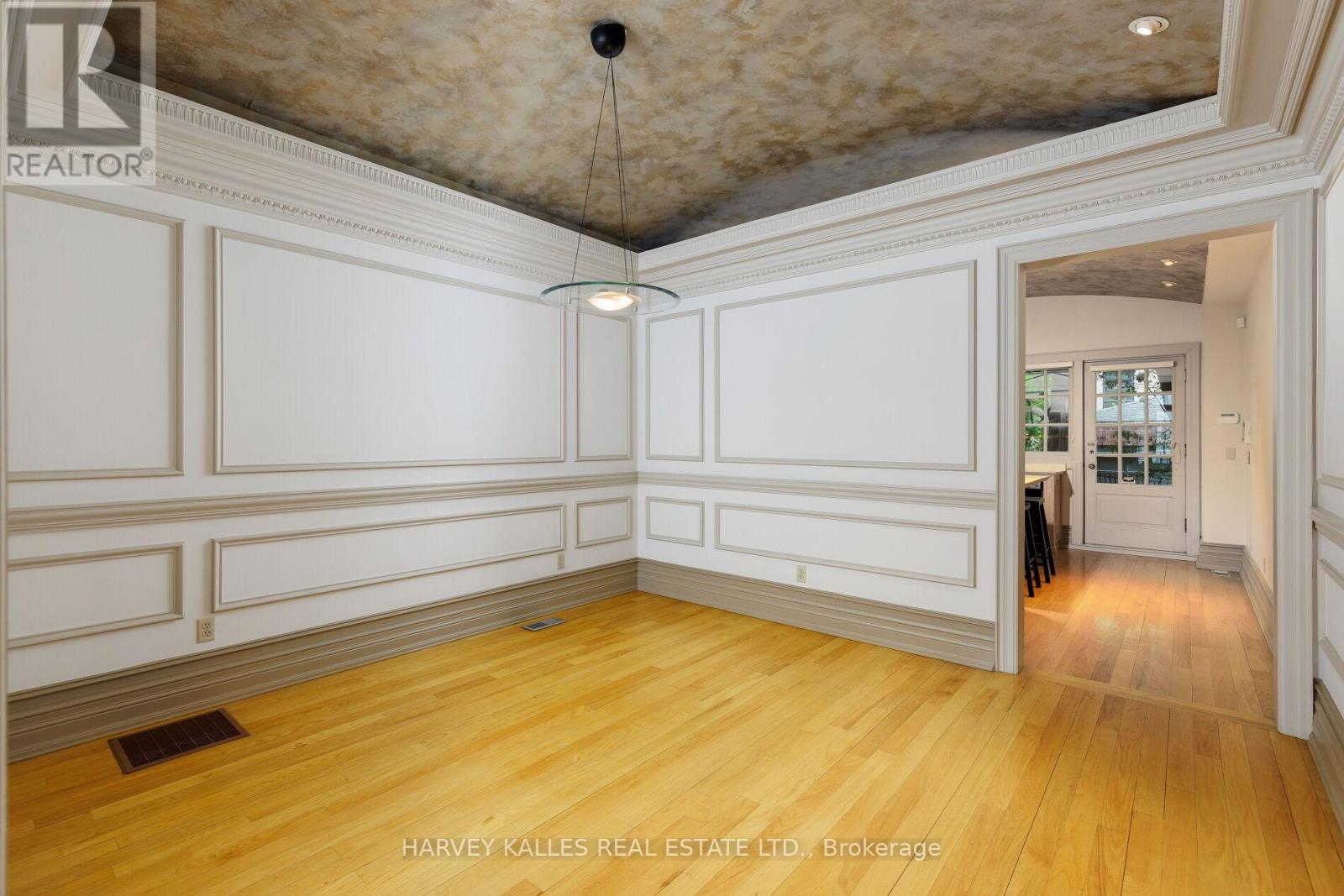 11 Berryman Street, Toronto, Ontario  M5R 1M7 - Photo 8 - C12209116