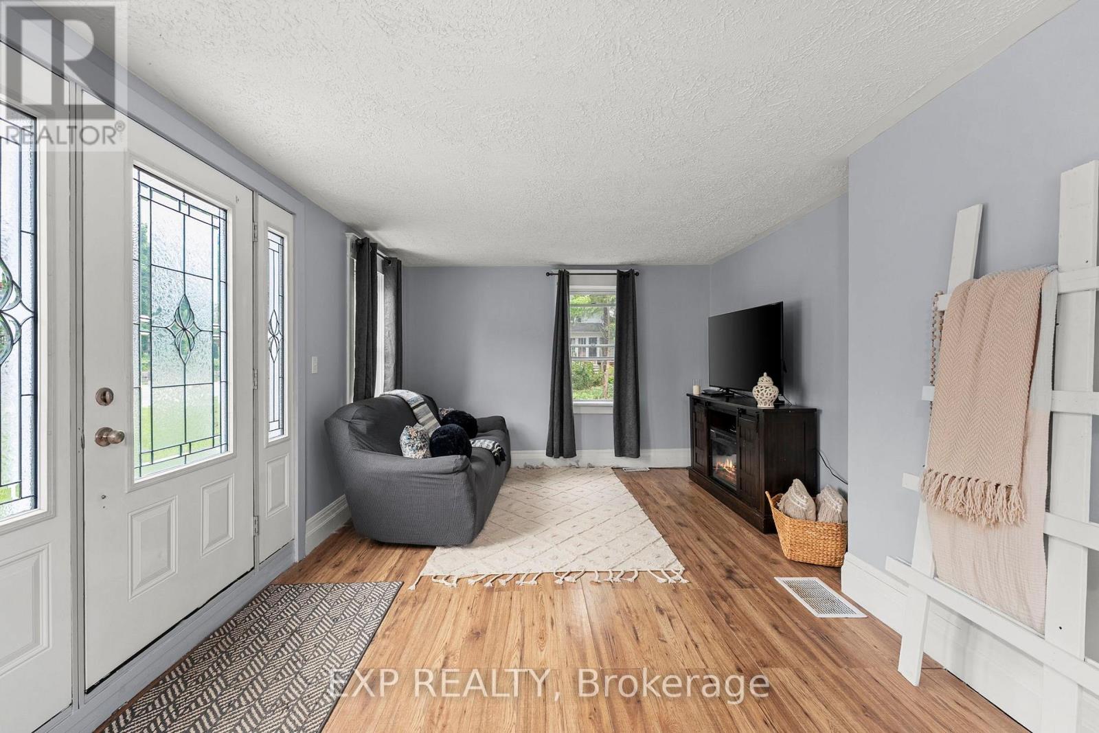 11027 Simcoe Street, Brock (Sunderland), Ontario  L0C 1H0 - Photo 6 - N12208842