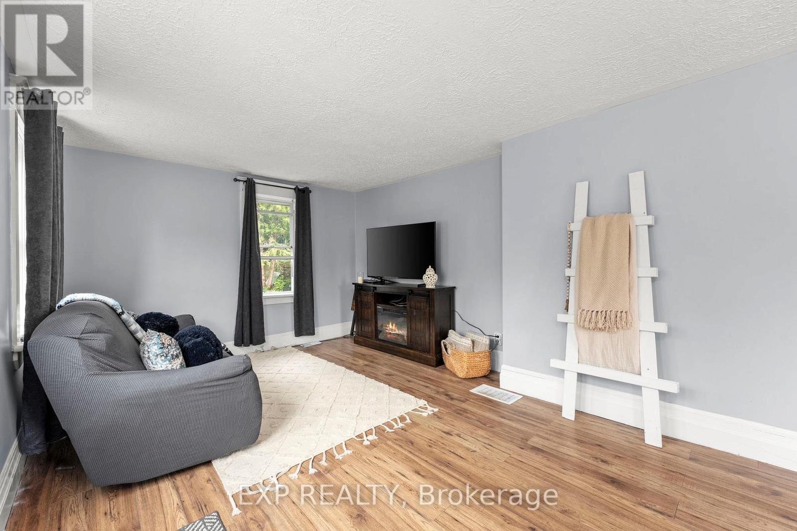 11027 Simcoe Street, Brock (Sunderland), Ontario  L0C 1H0 - Photo 7 - N12208842