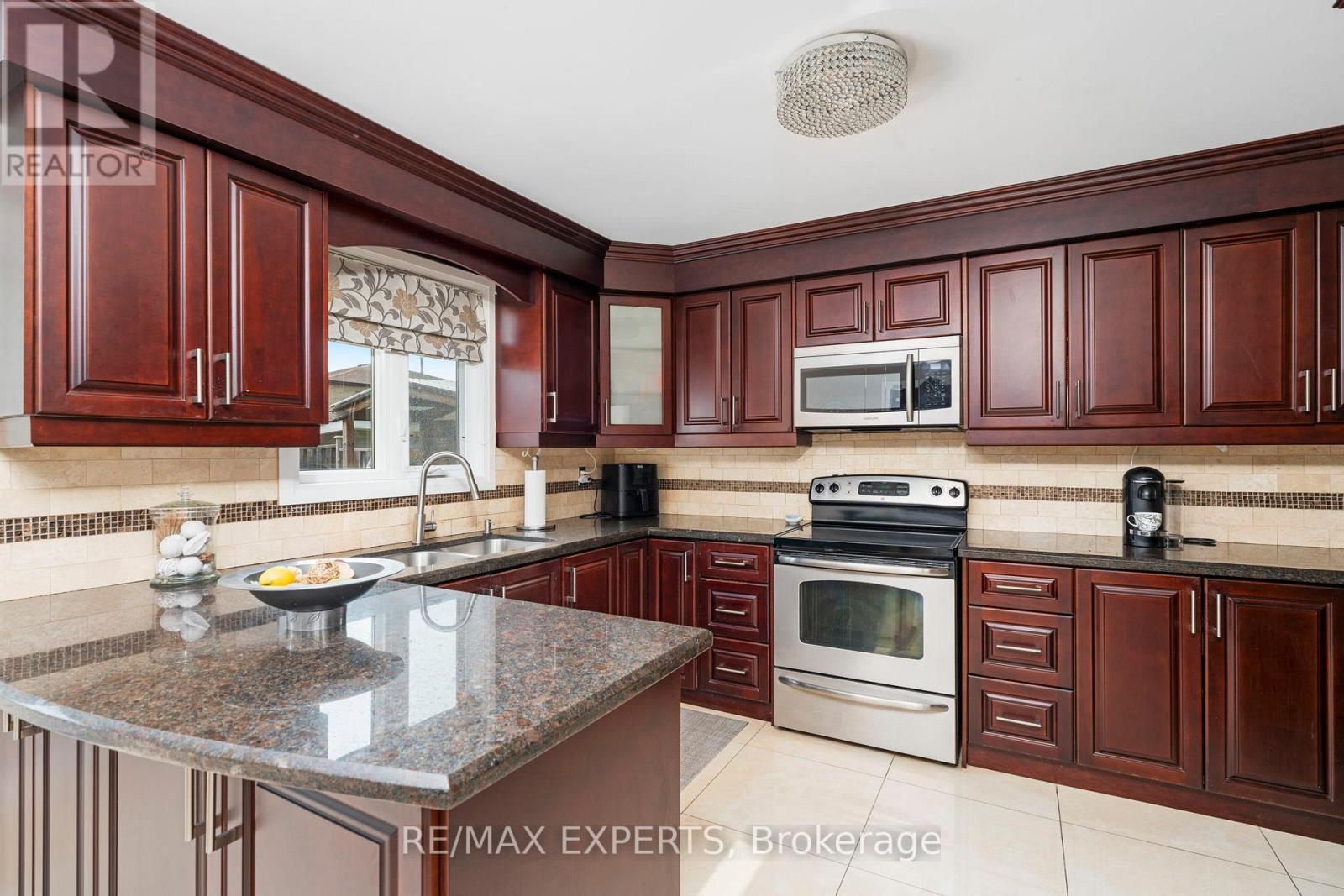 231 Ridgefield Crescent, Vaughan, Ontario  L6A 1J6 - Photo 8 - N12209029