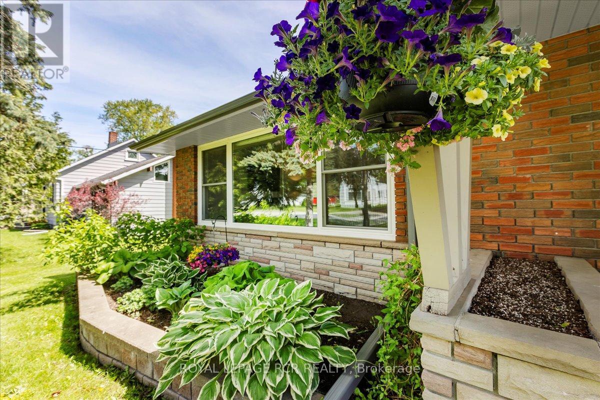 27 Victory Drive, East Gwillimbury, Ontario  L0G 1M0 - Photo 7 - N12209105