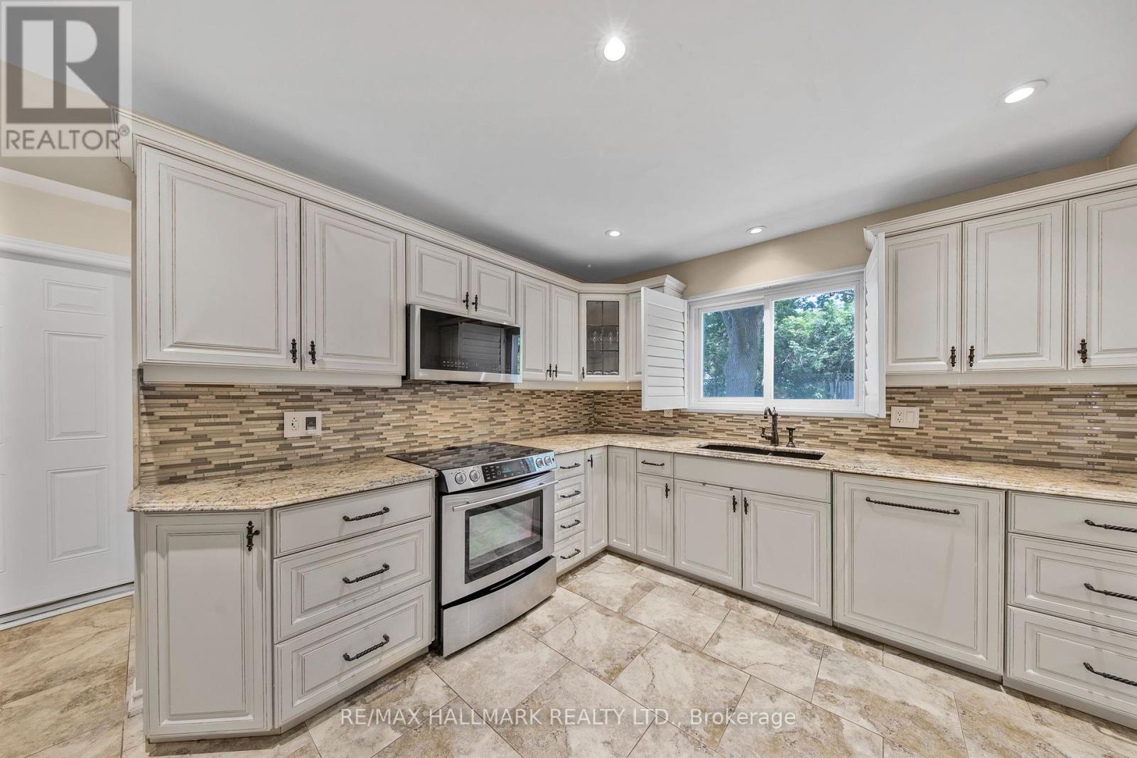 134 Romfield Circuit, Markham, Ontario  L3T 3H9 - Photo 12 - N12209184