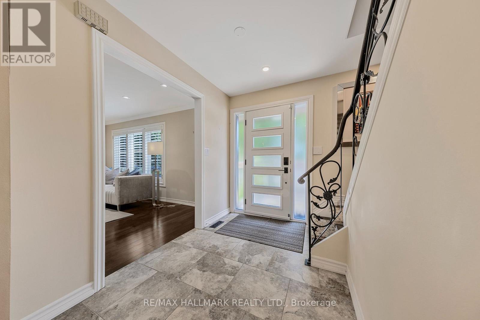 134 Romfield Circuit, Markham, Ontario  L3T 3H9 - Photo 4 - N12209184