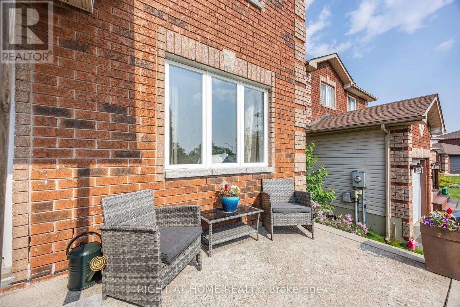 29 Hersey Crescent, Barrie, Ontario  L4N 8P7 - Photo 3 - S12208742