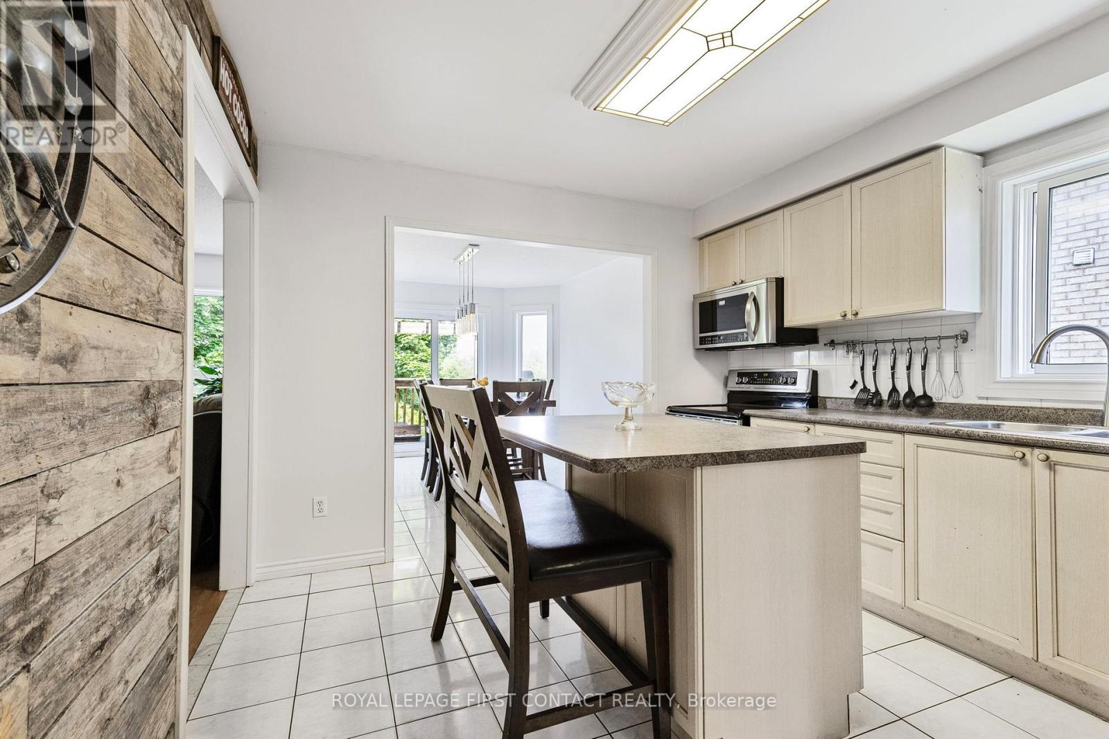 22 Bishop Drive, Barrie, Ontario  L4N 6Y6 - Photo 5 - S12209009