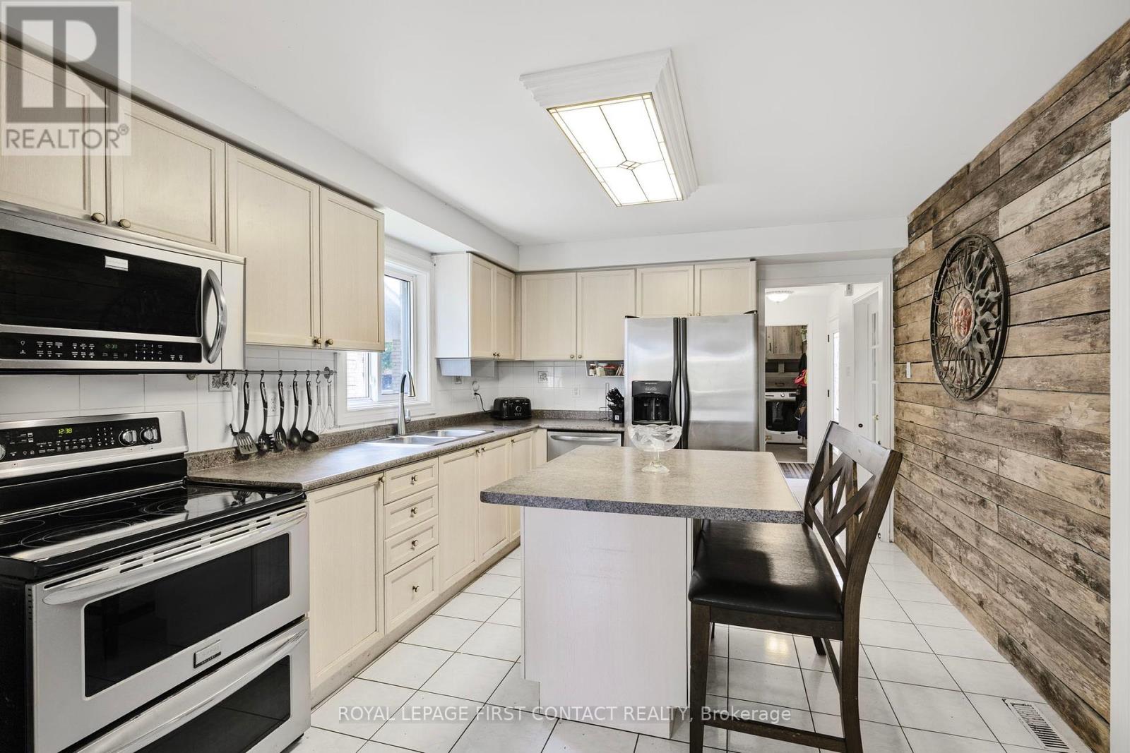 22 Bishop Drive, Barrie, Ontario  L4N 6Y6 - Photo 7 - S12209009