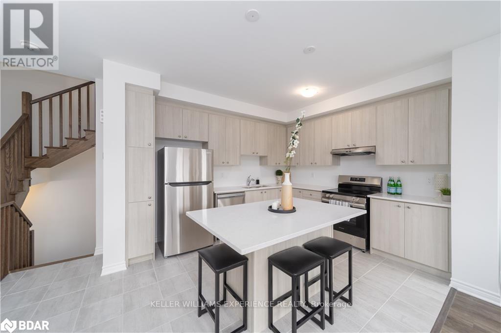96 Ennerdale Street, Barrie, Ontario  L8J 1A4 - Photo 5 - S12209035