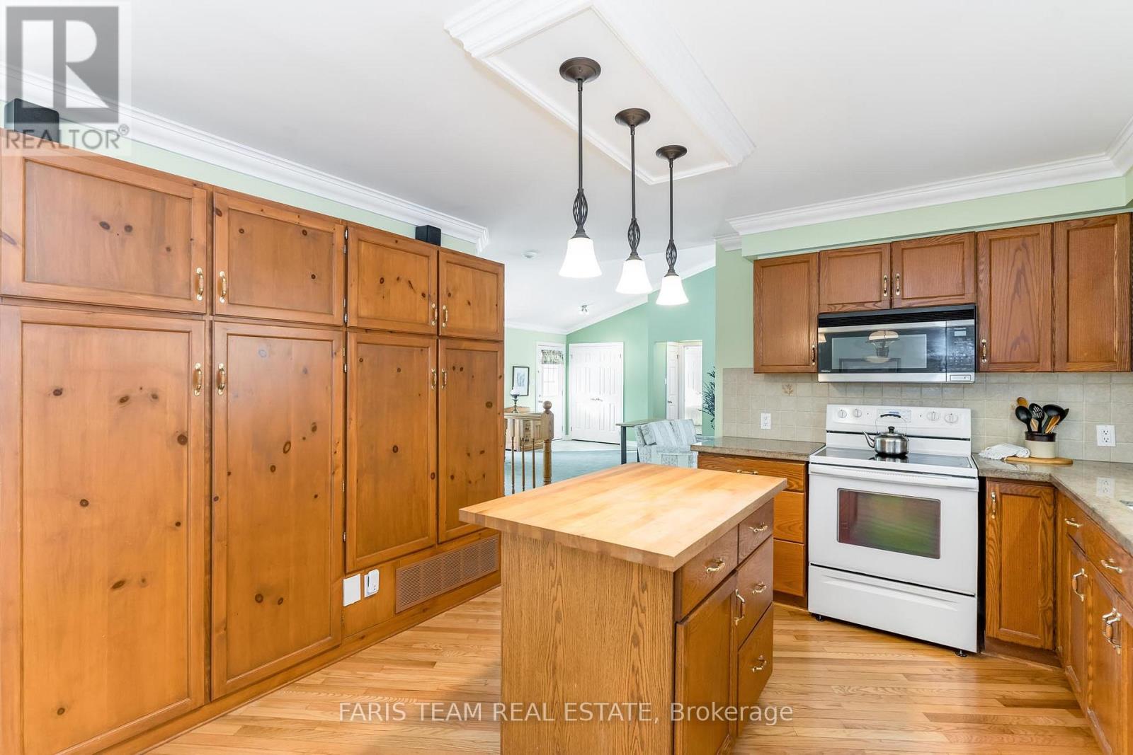 220 Gilwood Park Drive, Penetanguishene, Ontario  L9M 1Z6 - Photo 4 - S12209060