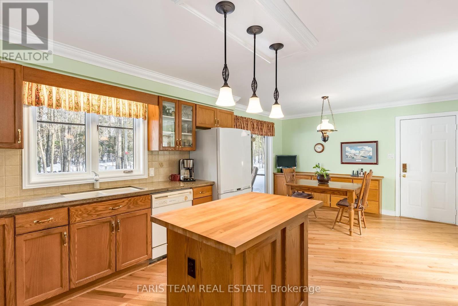 220 Gilwood Park Drive, Penetanguishene, Ontario  L9M 1Z6 - Photo 5 - S12209060