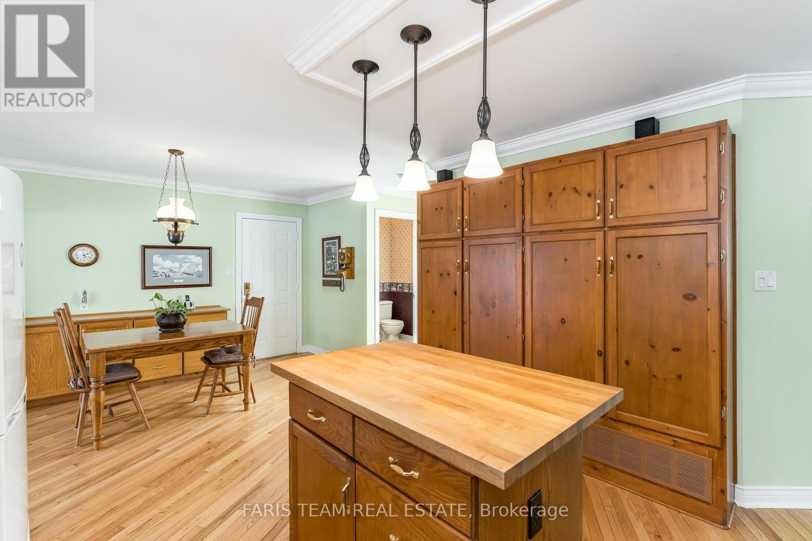 220 Gilwood Park Drive, Penetanguishene, Ontario  L9M 1Z6 - Photo 6 - S12209060