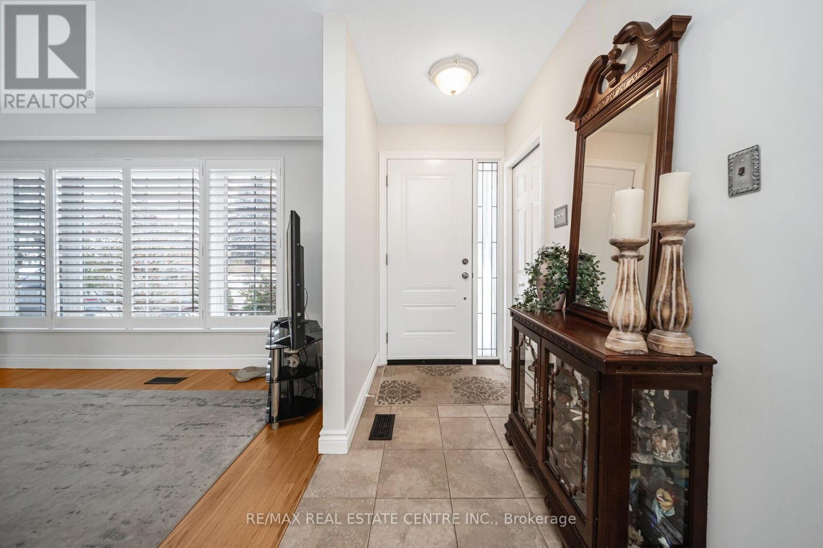 2 Chesterfield Road, Brampton, Ontario  L6W 1K9 - Photo 8 - W12171278