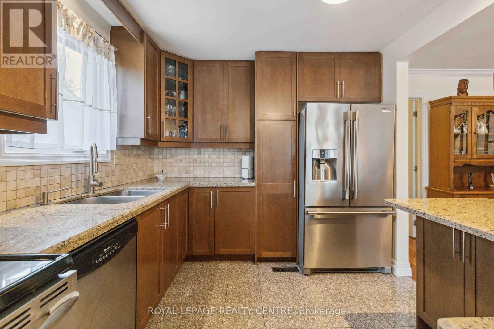 504 Galedowns Court, Mississauga, Ontario  L5A 3H9 - Photo 7 - W12191691