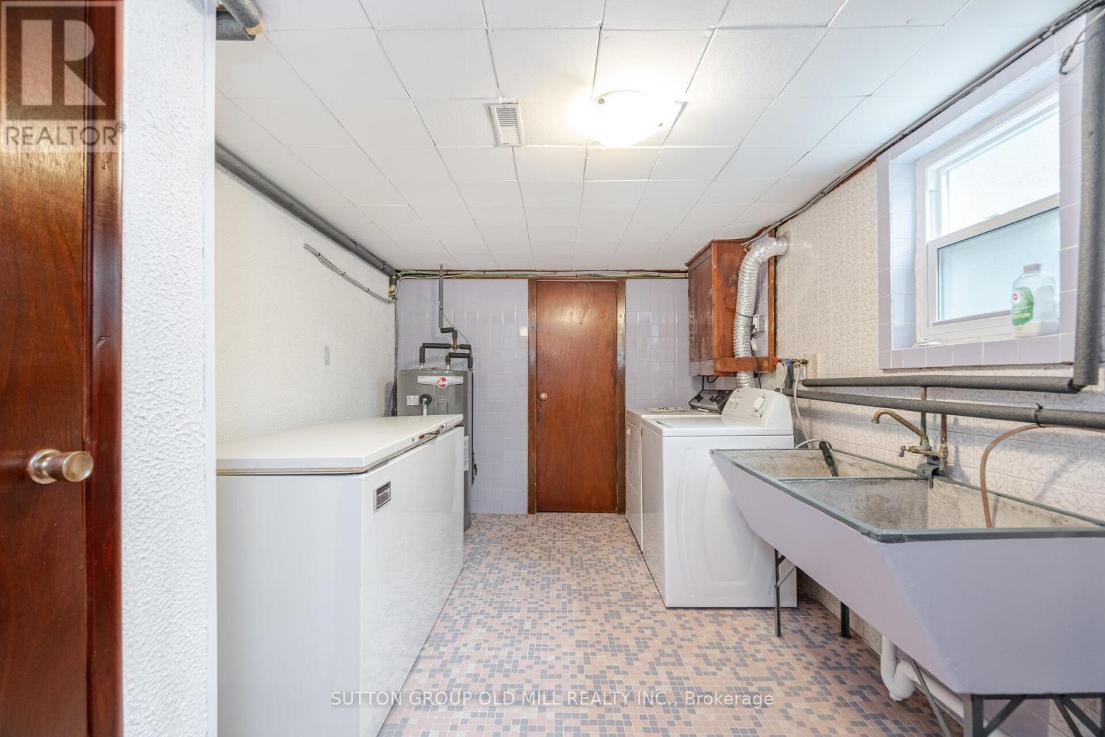 112 North Carson Street, Toronto, Ontario  M8W 4C8 - Photo 35 - W12158127
