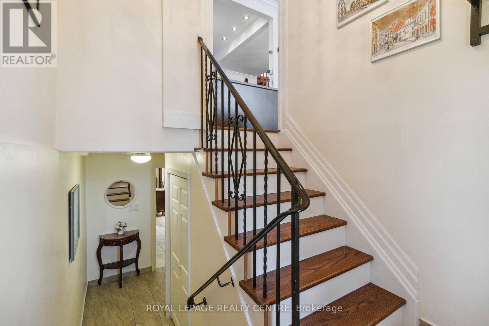 504 Galedowns Court, Mississauga, Ontario  L5A 3H9 - Photo 2 - W12191691