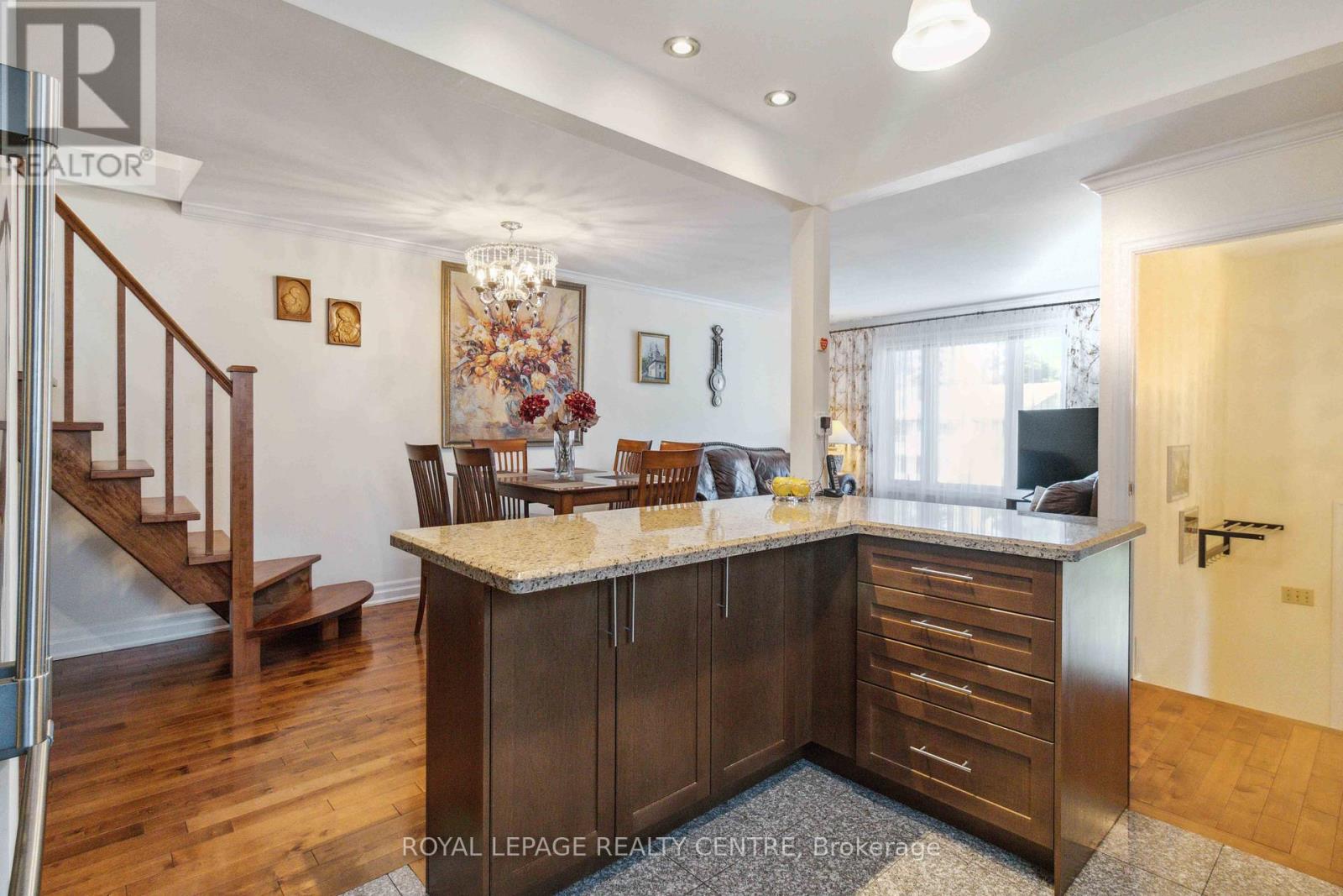 504 Galedowns Court, Mississauga, Ontario  L5A 3H9 - Photo 8 - W12191691