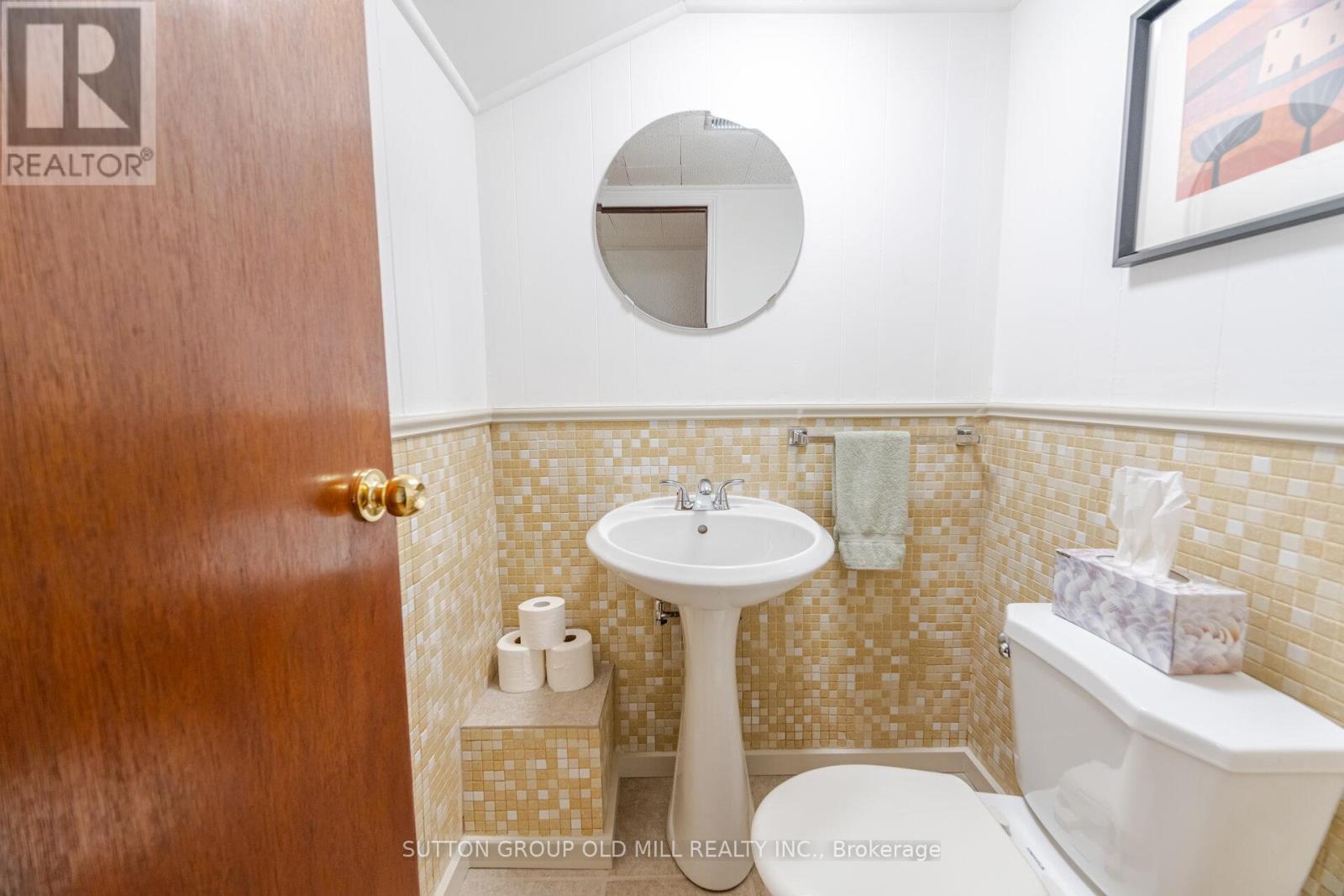 112 North Carson Street, Toronto, Ontario  M8W 4C8 - Photo 32 - W12158127
