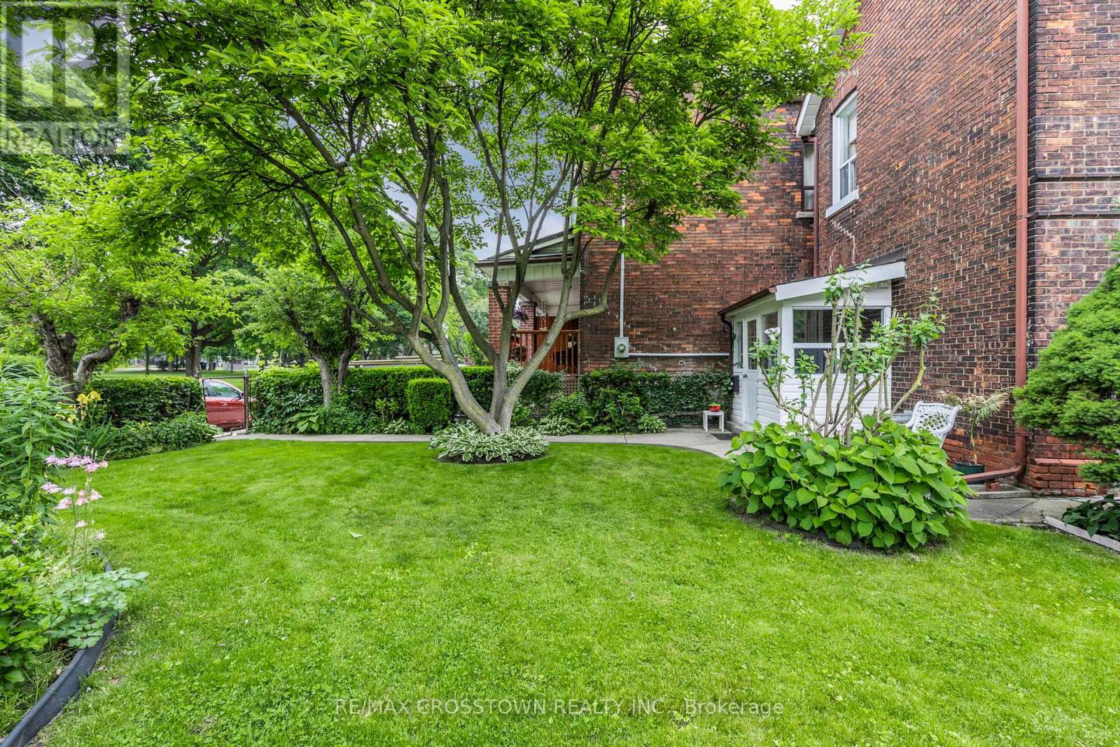 35 Edith Avenue, Toronto, Ontario  M6P 3T5 - Photo 5 - W12207274